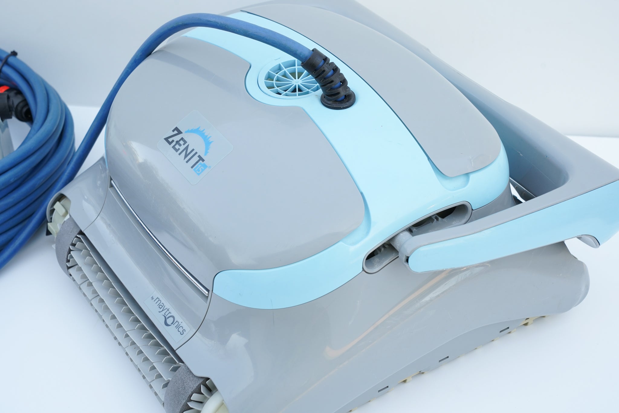 Dolphin Maytronics Zenit 15 Pool Robot