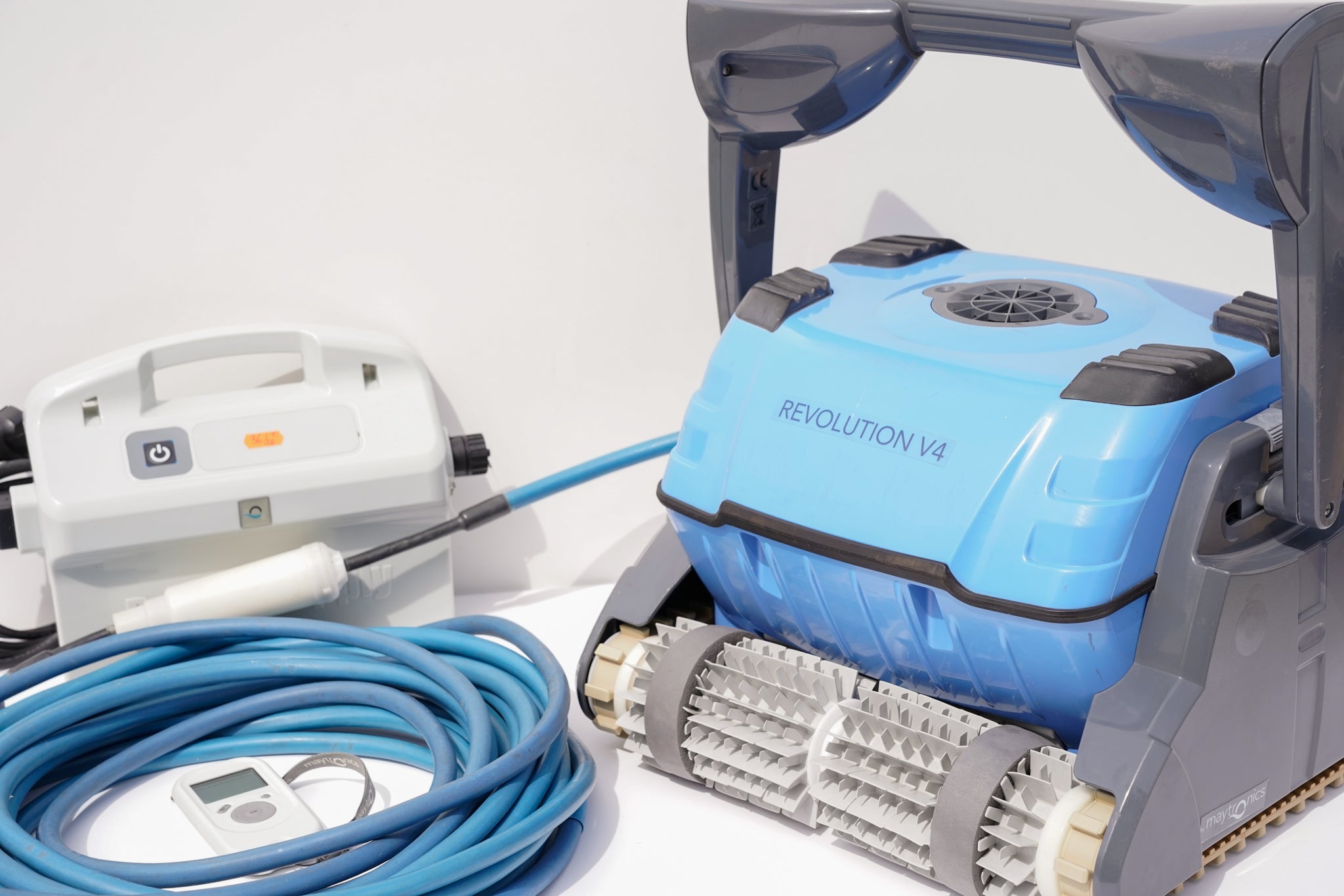 Robot curățare piscină Dolphin Revolution V4