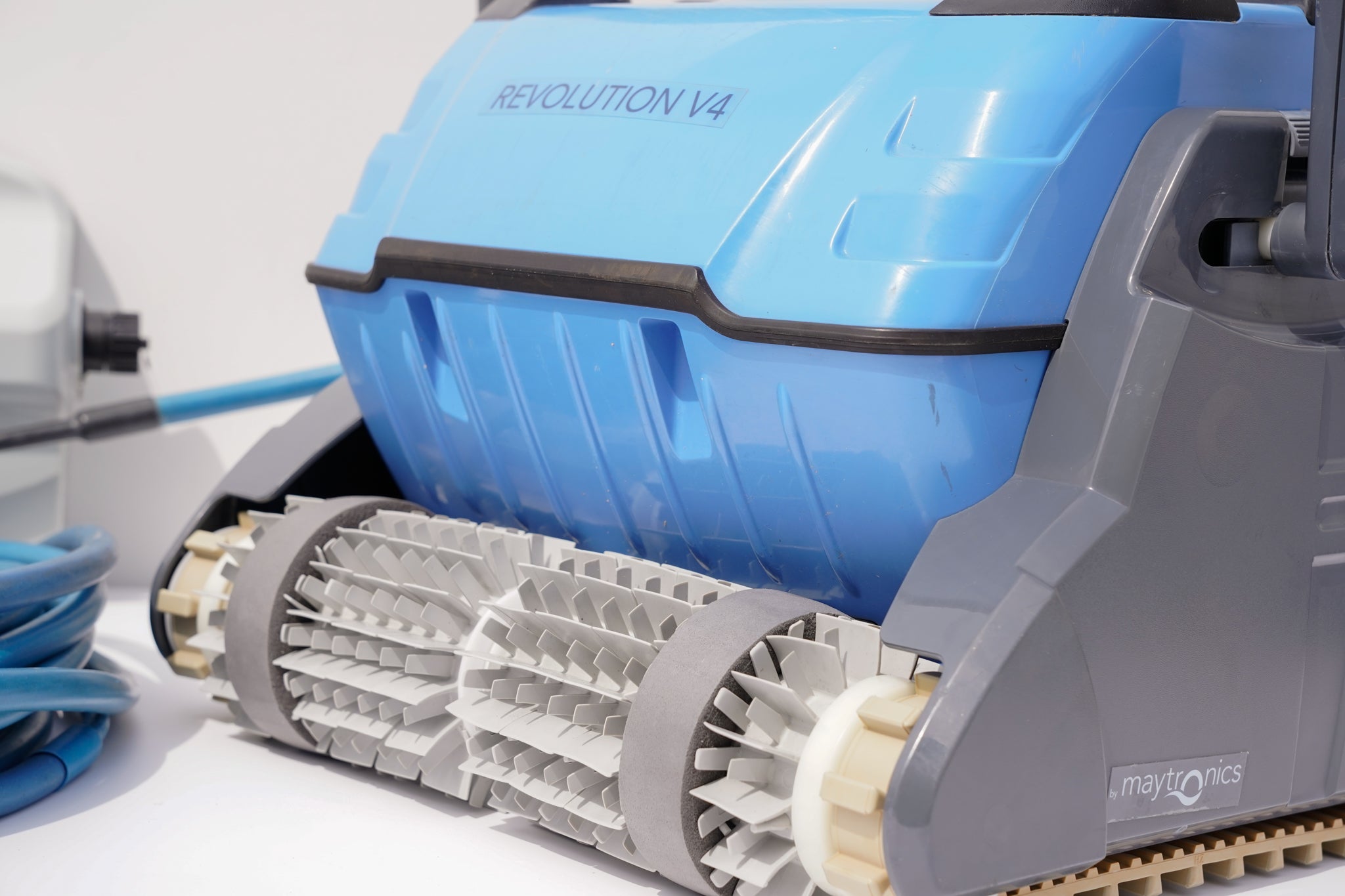 Robot curățare piscină Dolphin Revolution V4