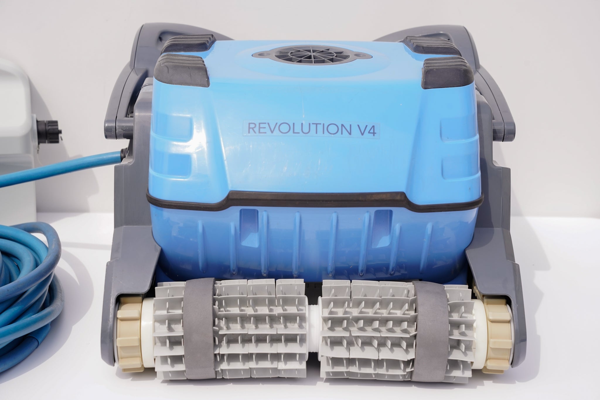 Robot curățare piscină Dolphin Revolution V4