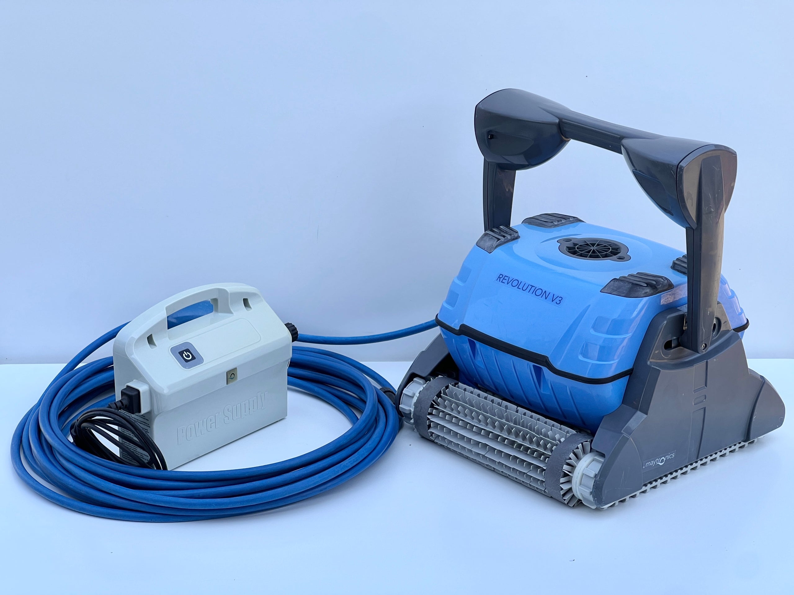 Robot de curățare pentru piscină Dolphin Revolution V3