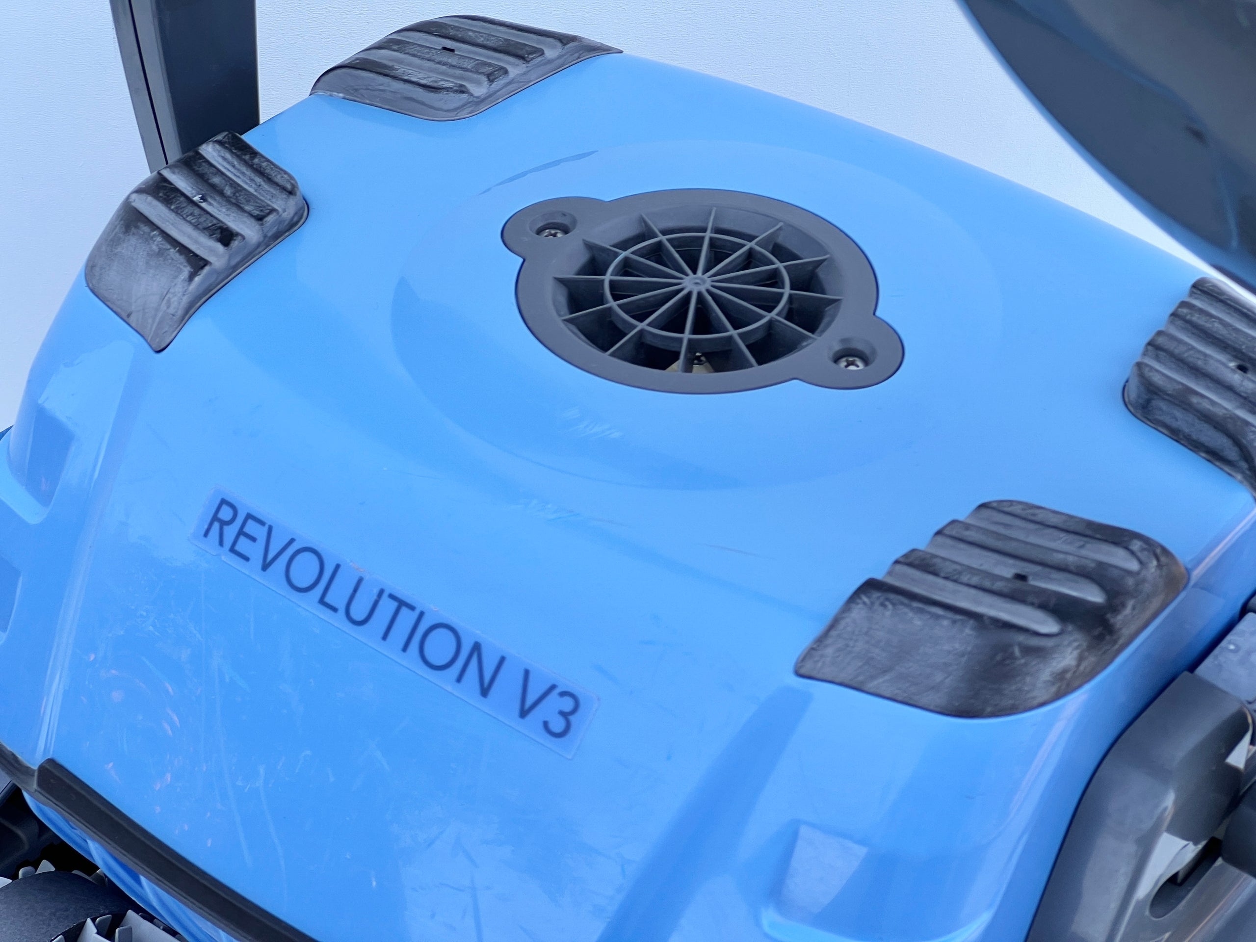 Robot de curățare pentru piscină Dolphin Revolution V3