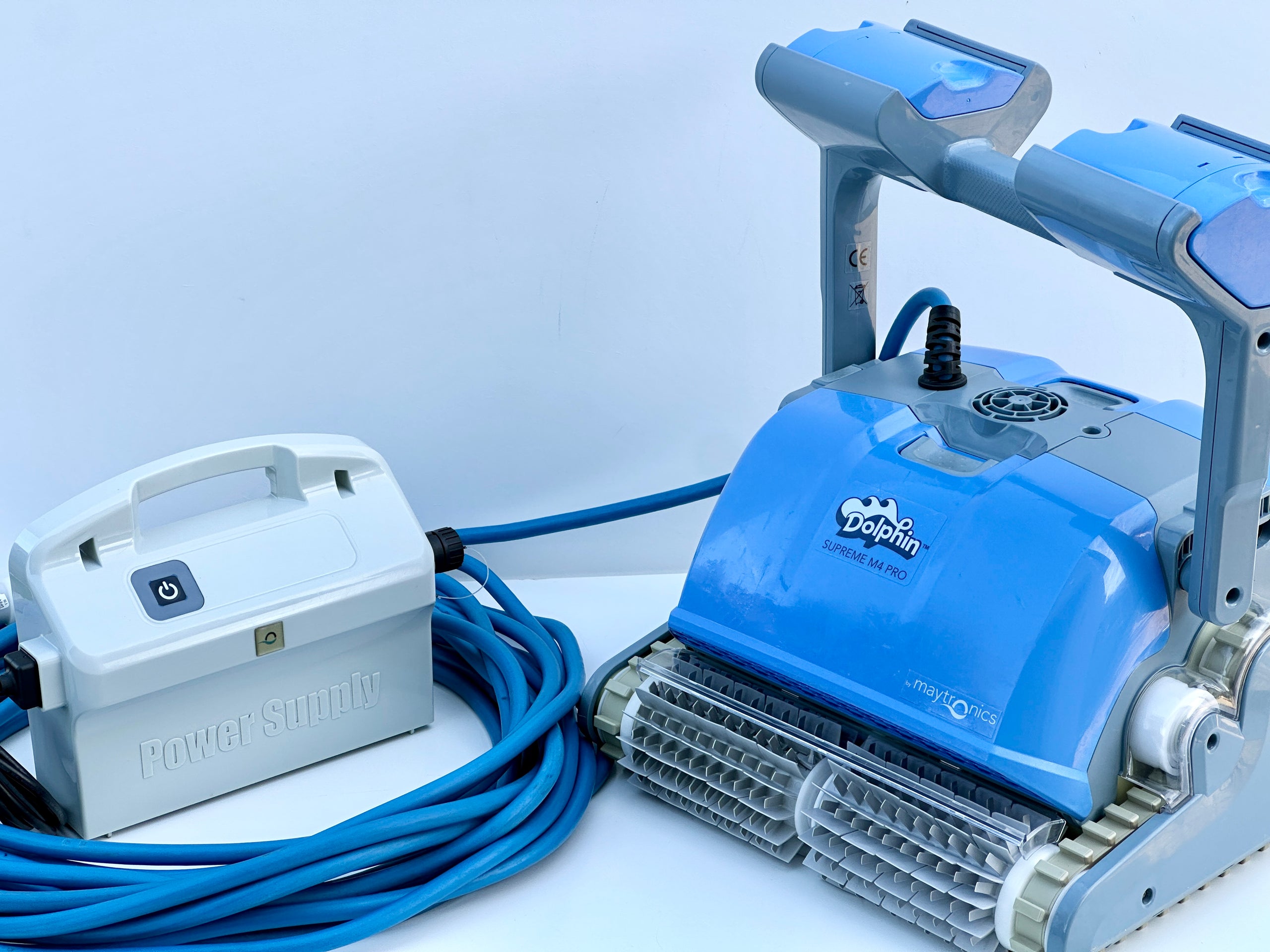 Robot de curățare pentru piscină Dolphin Supreme M4 PRO