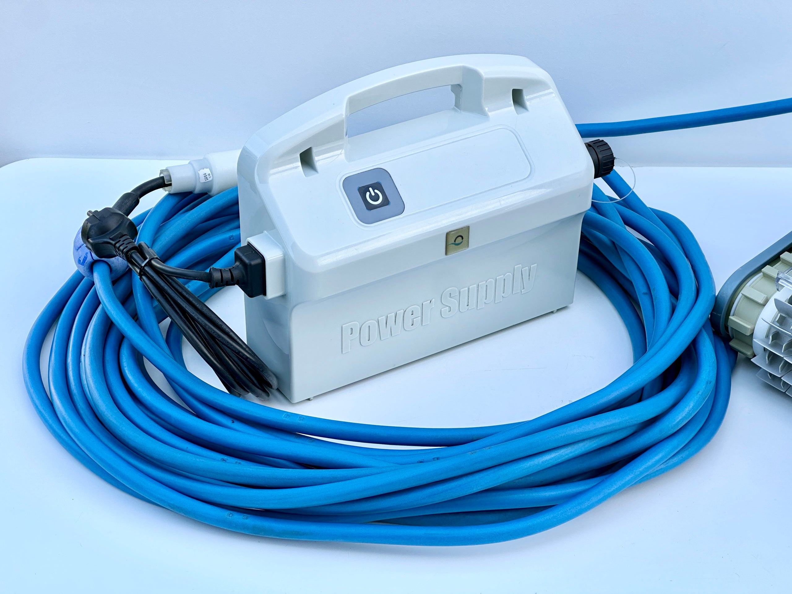 Robot de curățare pentru piscină Dolphin Supreme M4 PRO