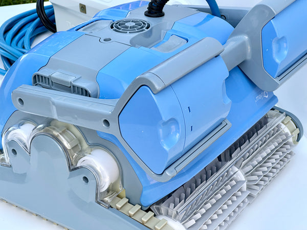 Robot de curățare pentru piscină Dolphin Supreme M4 PRO
