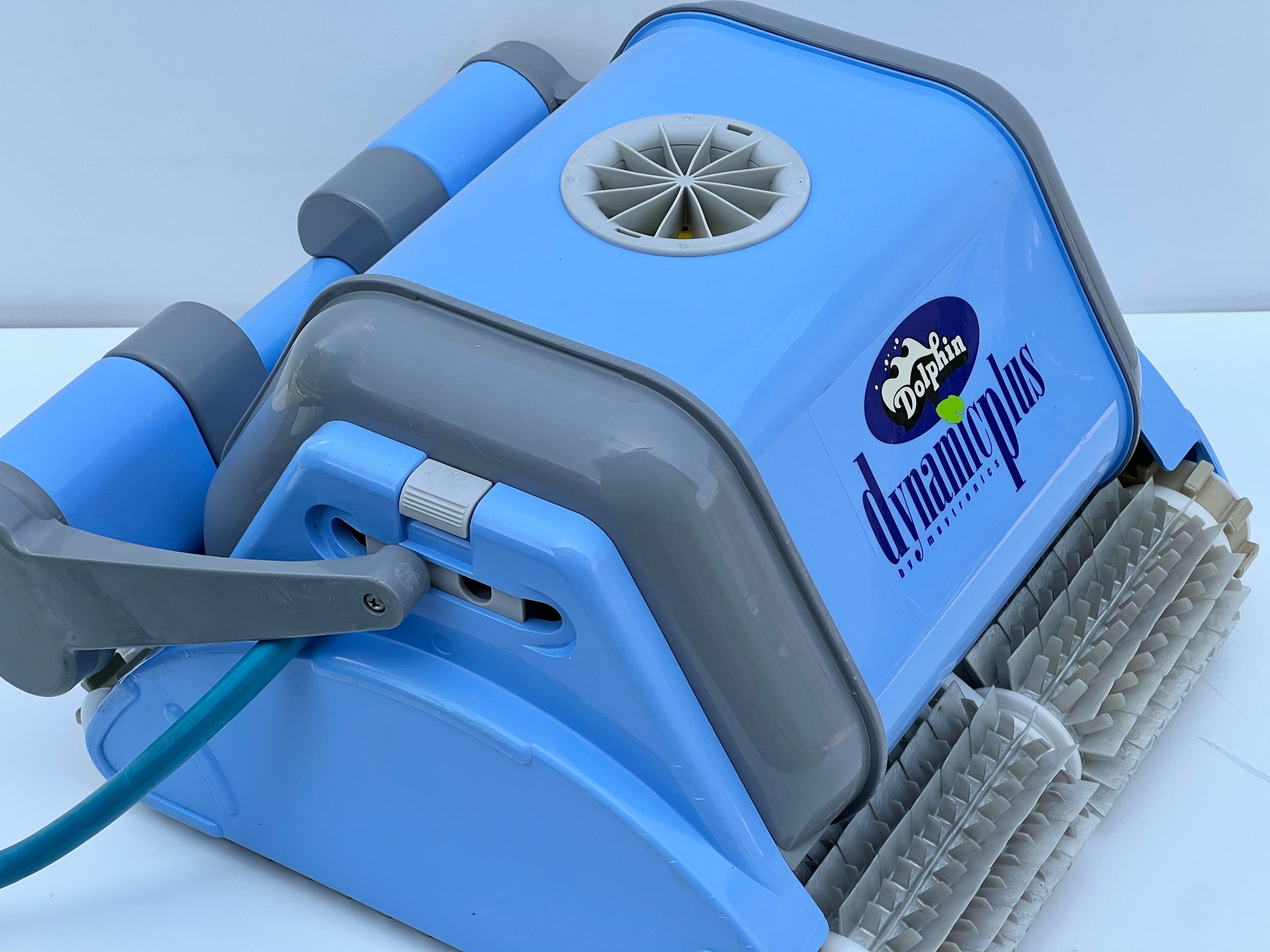 Dolphin Dynamic Plus Pool Robot